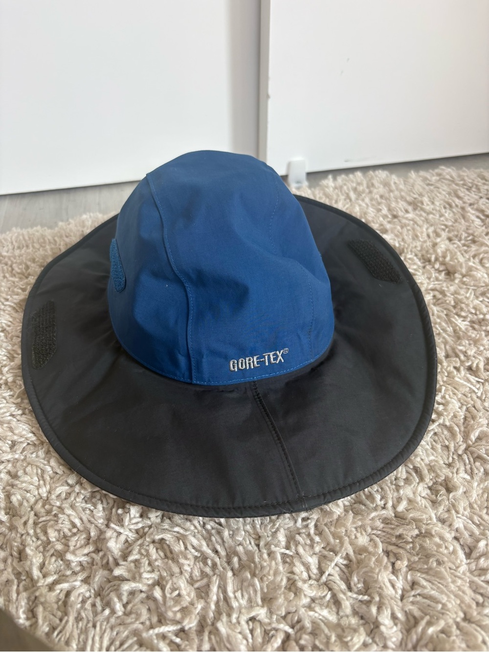 Outdoor Research GORE-TEX Blue and Black Waterproof Wide-Brim Hat, size medium,